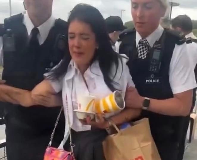 Estudiante en Reino Unido es arrestada en McDonald’s tras desacatar política de restricción para menores después de las 5 p.m.