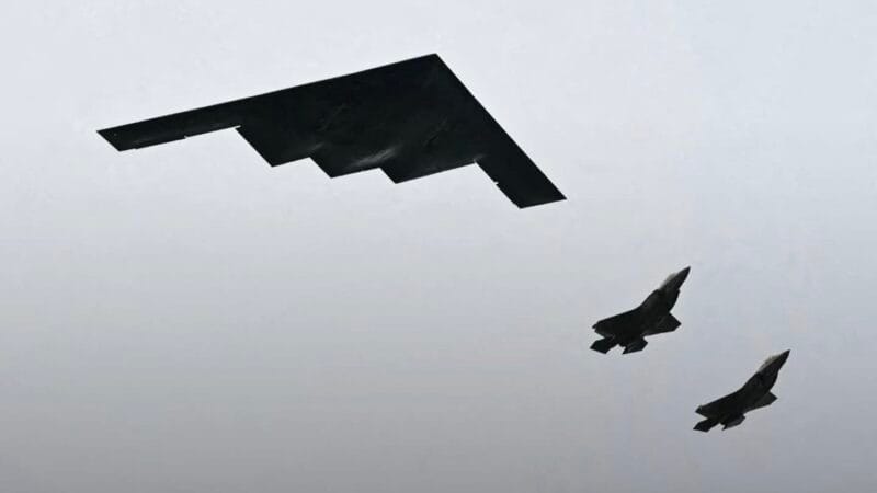 B-2 SPIRIT sobrevuela mientras Putin y Trump se reúnen en Alaska