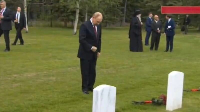 Ofrenda floral de Putin en cementerio de Alaska donde yacen restos de pilotos soviéticos