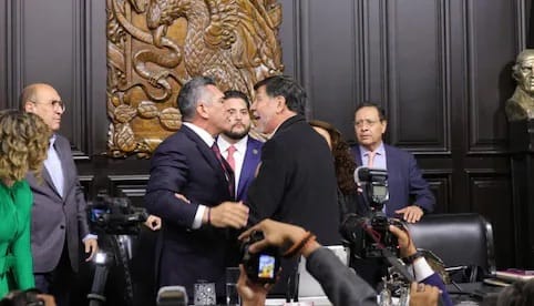 Con el himno de fondo, Alito Moreno y Noroña se agarran a golpes en el Senado