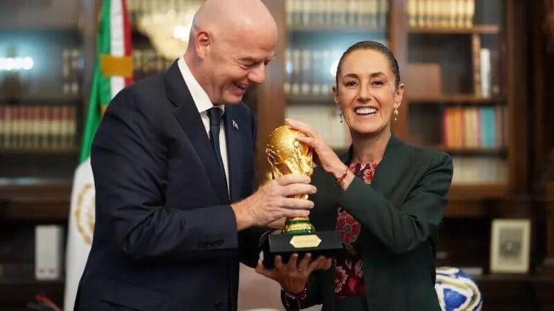 Sheinbaum recibe la Copa del Mundo en preparativos del Mundial 2026