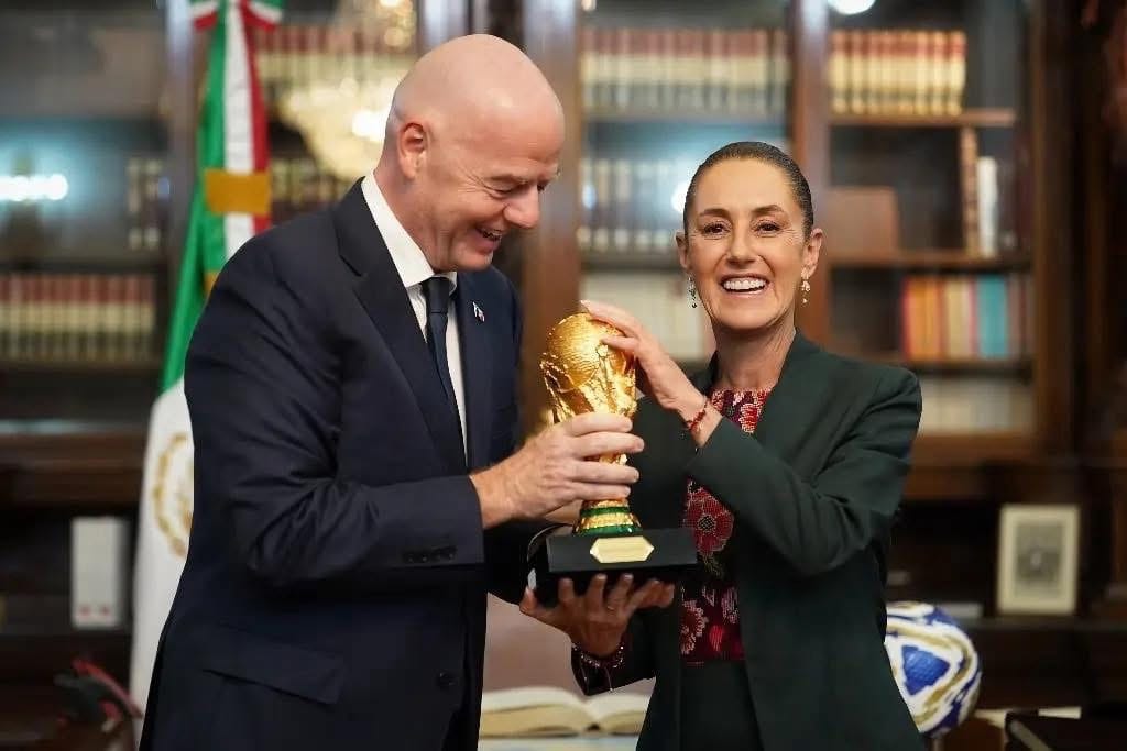 Sheinbaum recibe la Copa del Mundo en preparativos del Mundial 2026