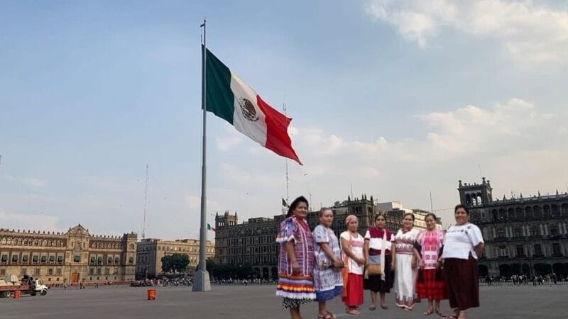 México iza por primera vez la Bandera Nacional en honor al Día Internacional de las Mujeres Indígenas