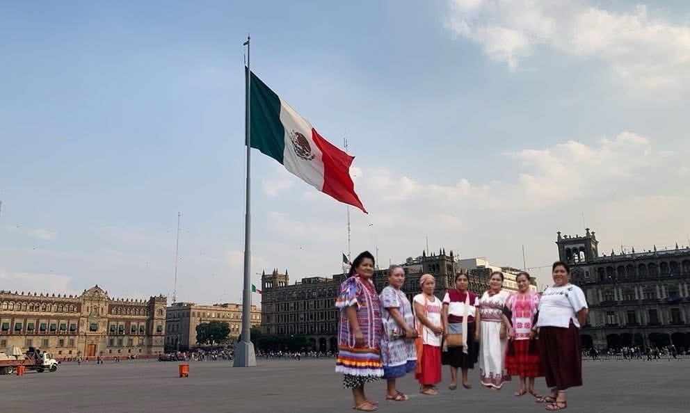 México iza por primera vez la Bandera Nacional en honor al Día Internacional de las Mujeres Indígenas