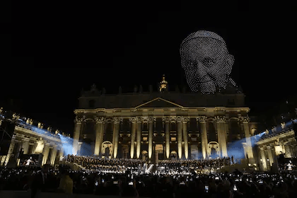 El Vaticano se convierte en un mega recital con un show de 3500 drones que proyectó la cara del papa Francisco