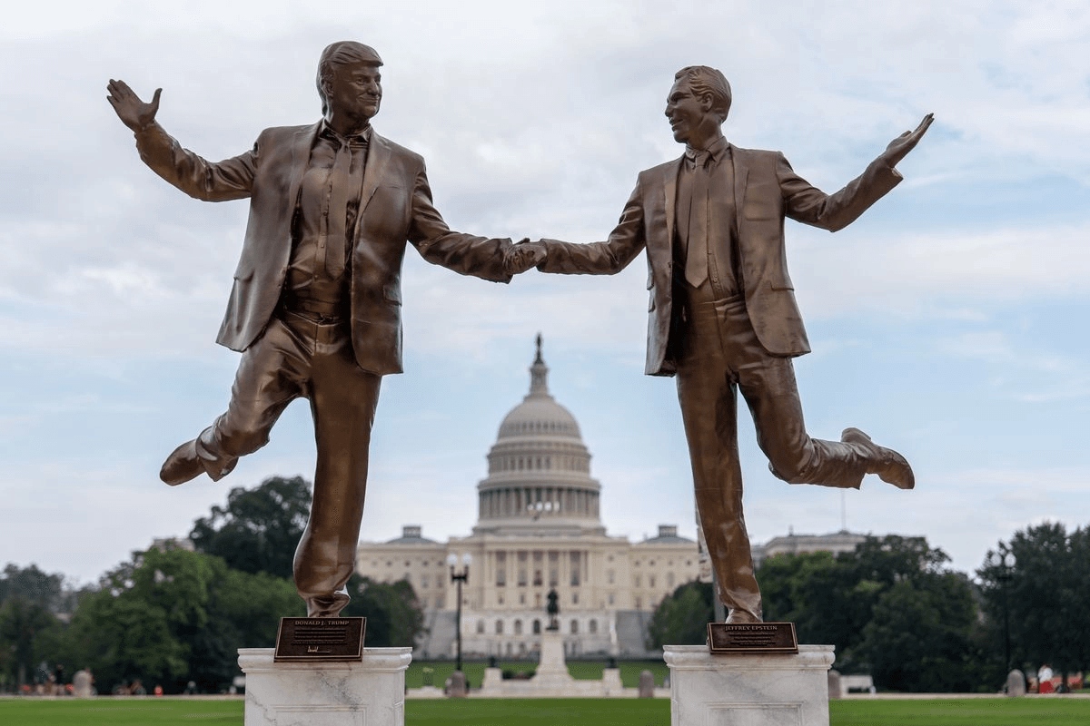 Una estatua de Trump y Epstein cogidos de la mano aparece frente al Capitolio de EE UU