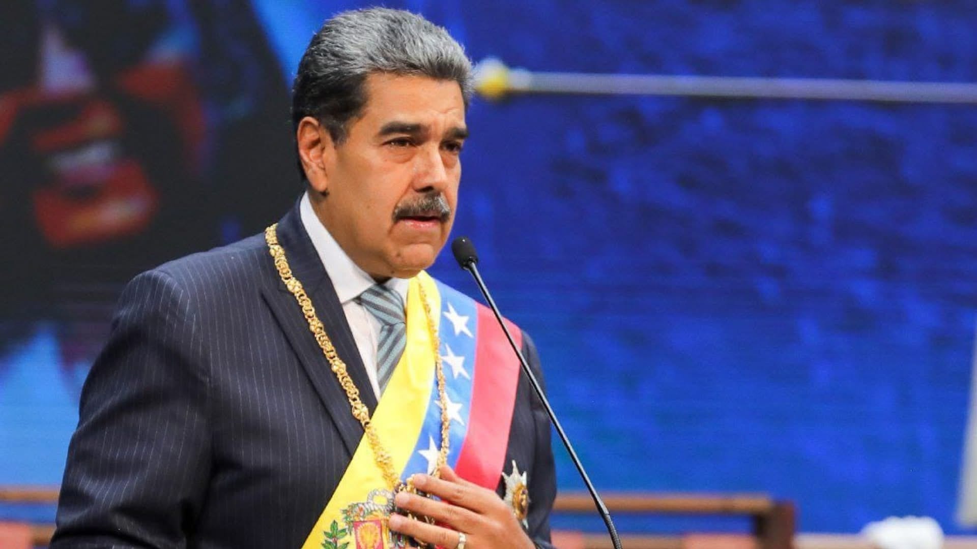 Nicolás Maduro suscribe decreto de conmoción externa que le da poderes «absolutos»
