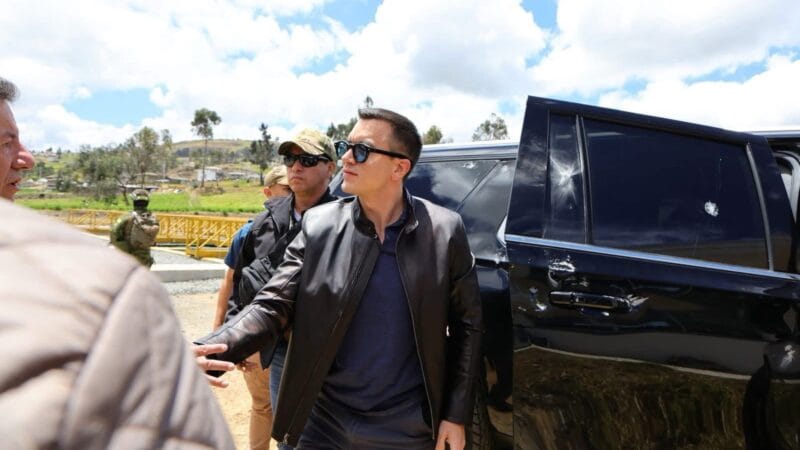 Presidente de Ecuador sufre ataque armado; el mandatario resultó ileso