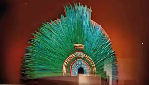 Descendientes del tlatoani mexica buscan regreso del Penacho de Moctezuma a México por vía judicial