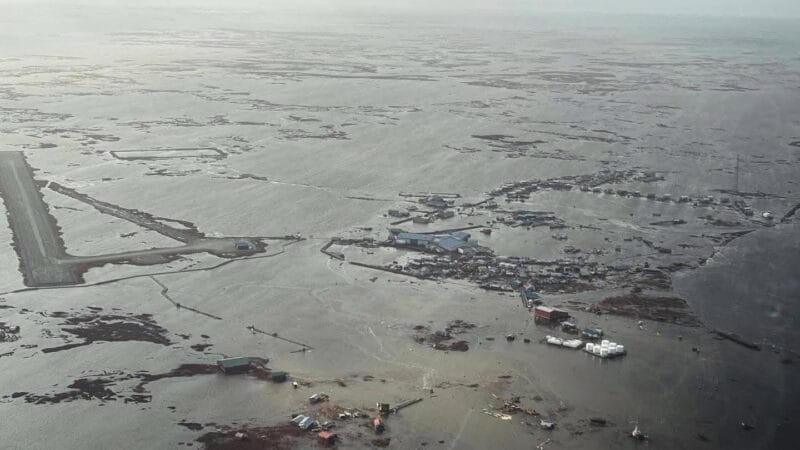 Alaska vive momentos críticos tras el paso de los remanentes del tifón Halong
