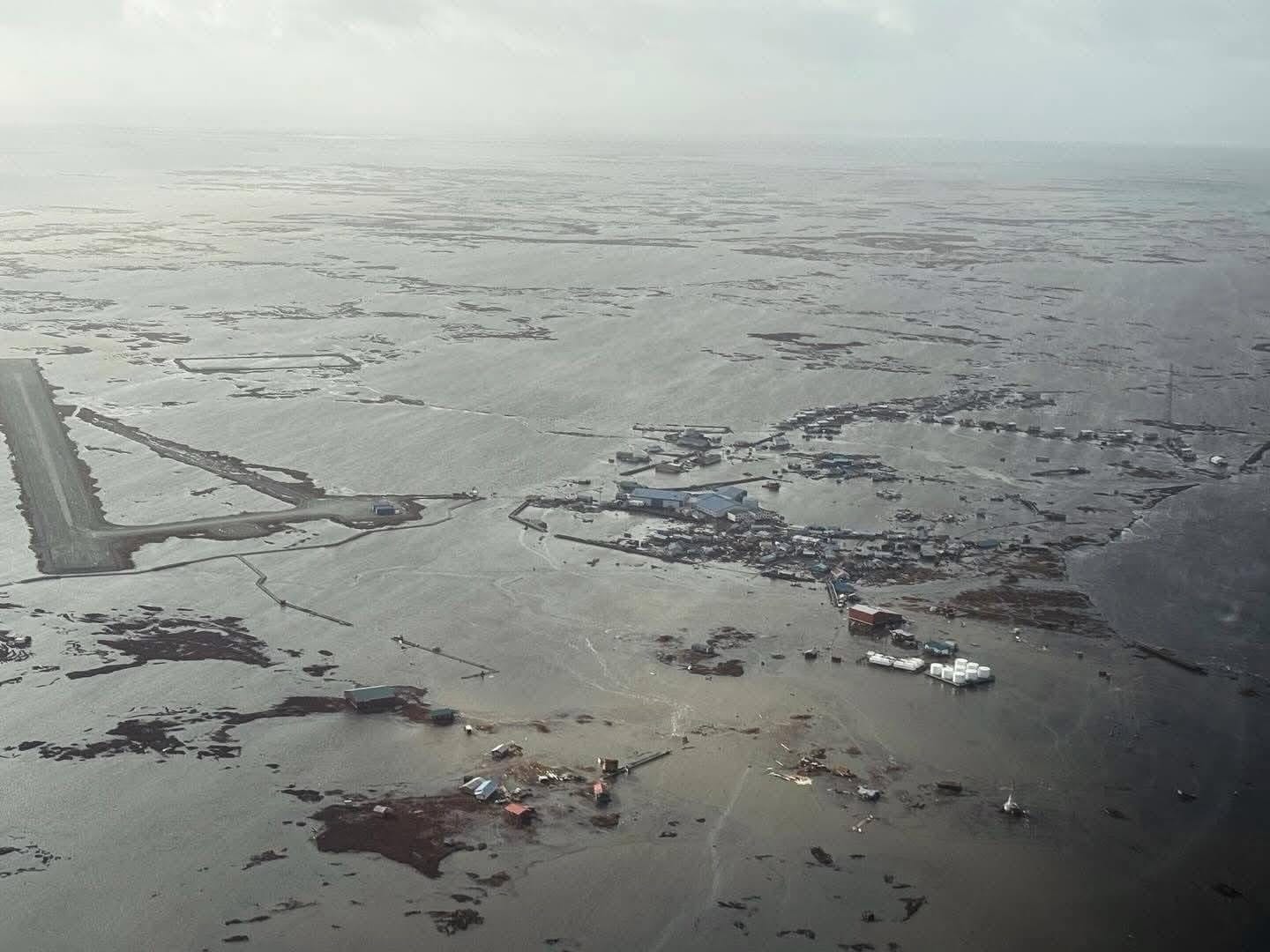 Alaska vive momentos críticos tras el paso de los remanentes del tifón Halong