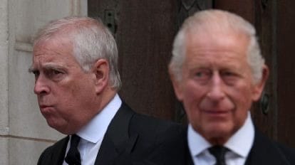 El príncipe Andrés renunció a sus títulos reales tras discutirlo con el rey Carlos III del Reino Unido