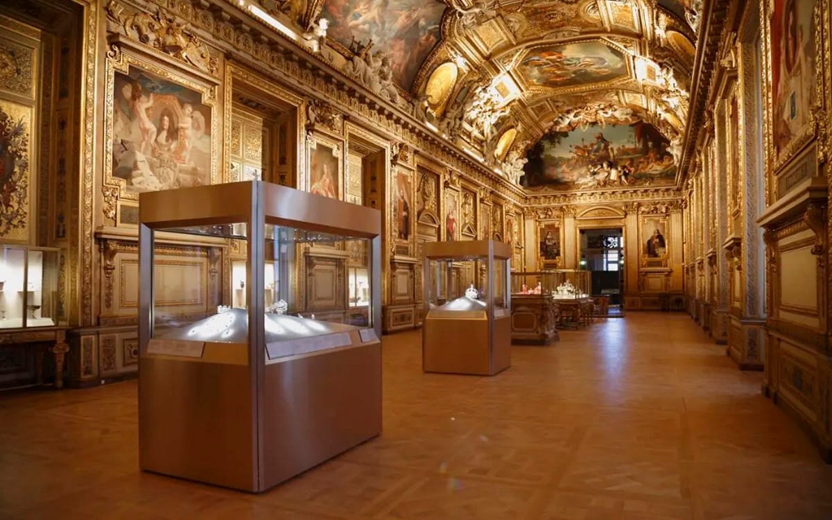 Robo de película en el Museo del Louvre; saquean en solo siete minutos joyas de ‘valor incalculable’