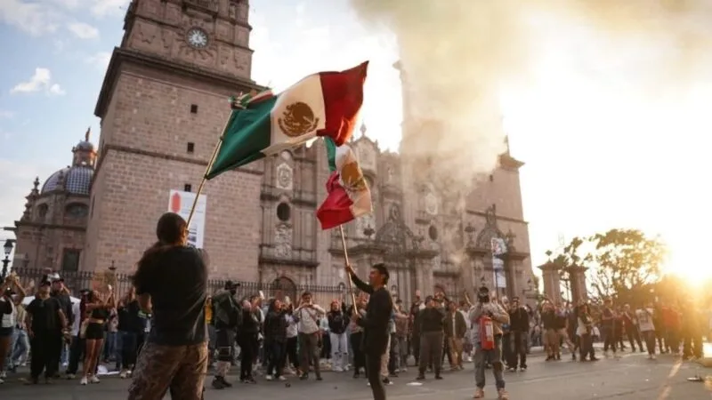 “¡Carlos no murió, el gobierno lo mató!”; Ciudadanos de Michoacán irrumpieron en el Palacio de Gobierno de Morelia 