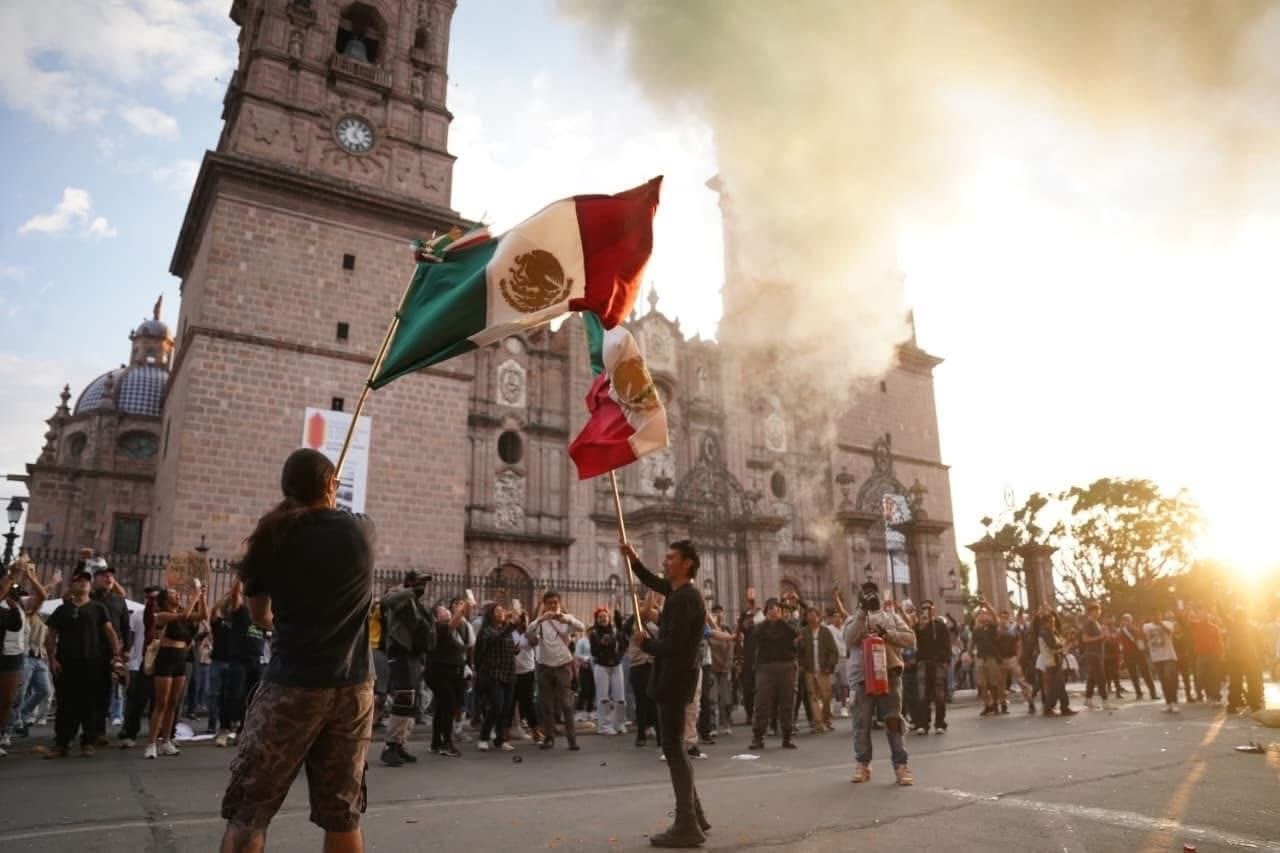 “¡Carlos no murió, el gobierno lo mató!”; Ciudadanos de Michoacán irrumpieron en el Palacio de Gobierno de Morelia 