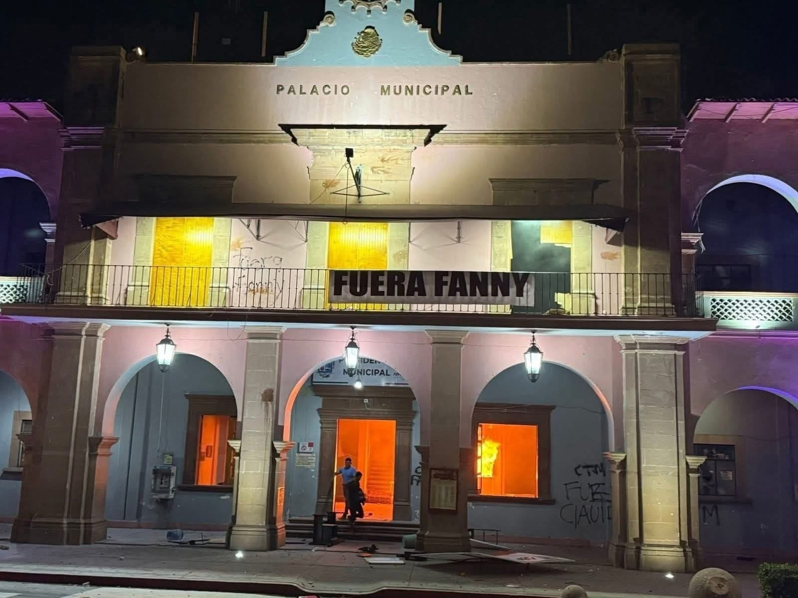 Queman Palacio Municipal de Apatzingán, Michoacán durante marcha por justicia para Bernardo Bravo y Carlos Manzo