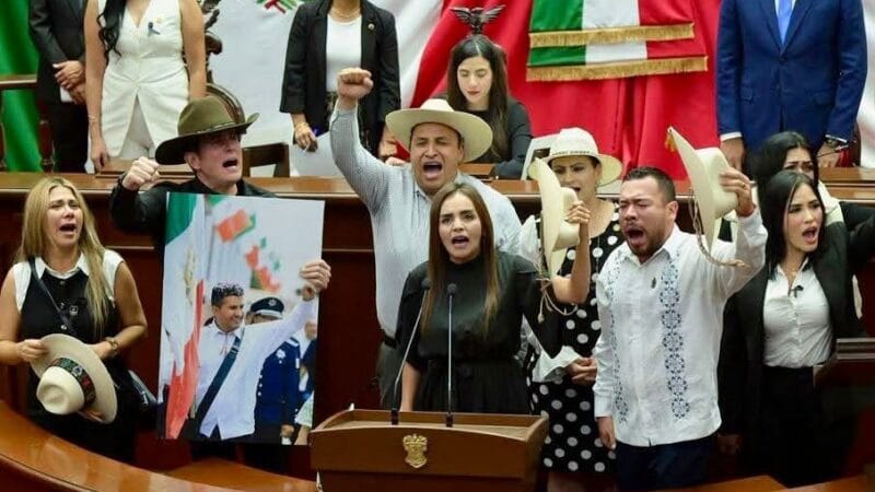Viuda de Carlos Manzo, Grecia Quiroz, rinde protesta como alcaldesa de Uruapan y promete seguir el «movimiento del sombrero»