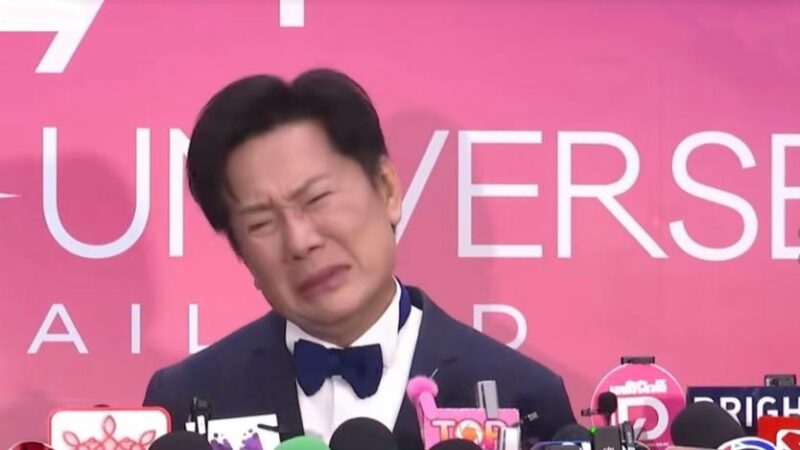 Rompe en llanto Nawat Itsaragrisil para disculparse por el incidente con Miss México, Fátima Bosch