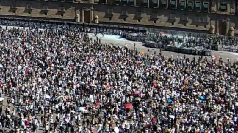 Manifestantes derriban vallas metálicas que protegen Palacio Nacional y se enfrentan a elementos de seguridad