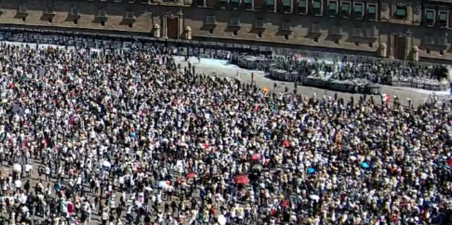 Manifestantes derriban vallas metálicas que protegen Palacio Nacional y se enfrentan a elementos de seguridad