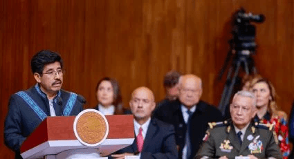 Captan a dos empleados limpiando los zapatos del ministro presidente Hugo Aguilar