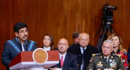 Captan a dos empleados limpiando los zapatos del ministro presidente Hugo Aguilar