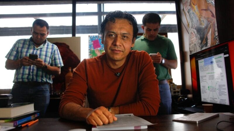 Marx Arriaga permanece en la SEP tras orden de abandonar el cargo