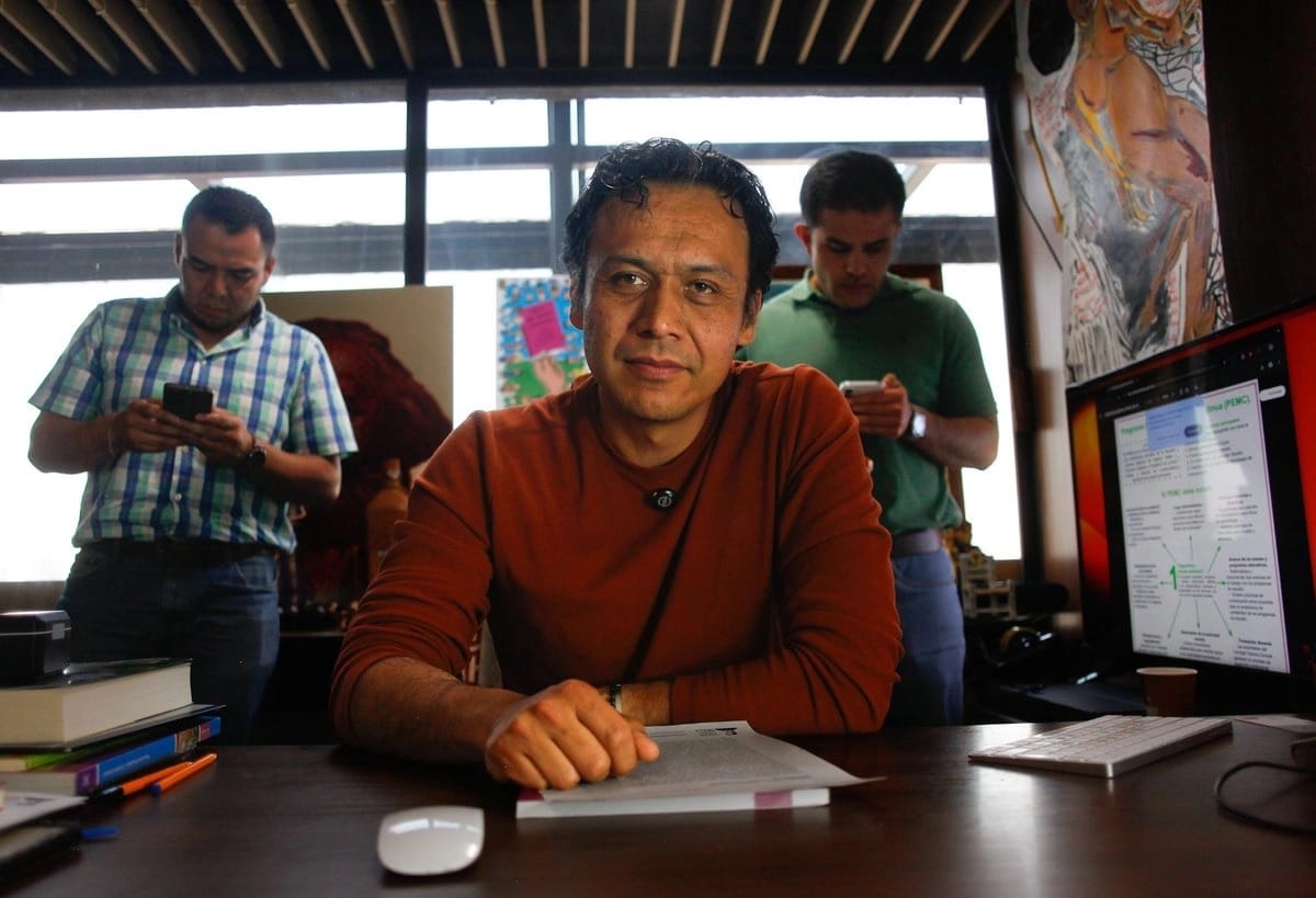 Marx Arriaga permanece en la SEP tras orden de abandonar el cargo