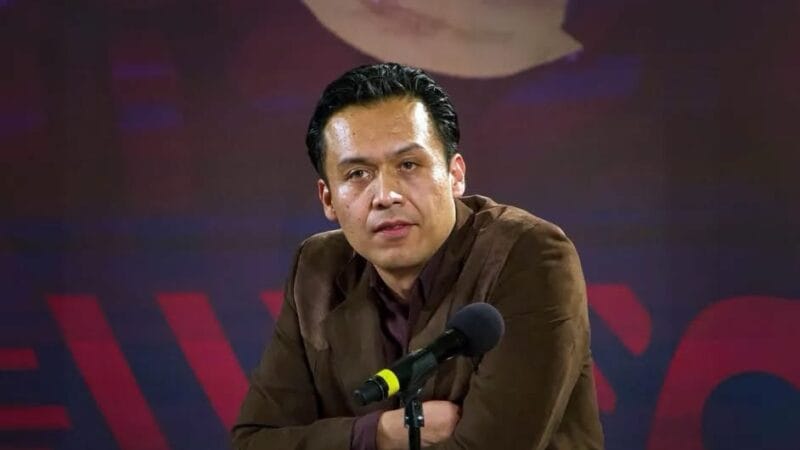 Marx Arriaga cumple dos días atrincherado en oficinas de la SEP