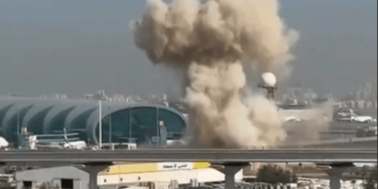 Un dron iraní impacta el Aeropuerto Internacional de Dubái y suspende vuelos
