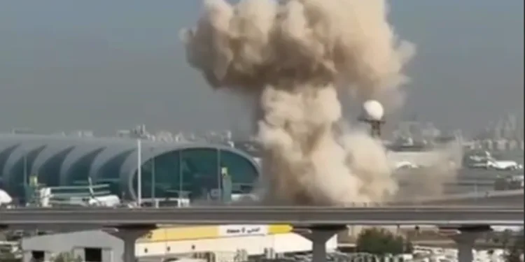 Un dron iraní impacta el Aeropuerto Internacional de Dubái y suspende vuelos
