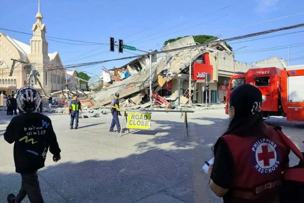 Terremoto de 7.8 en Filipinas deja casi una veintena de muertos y un centenar de heridos