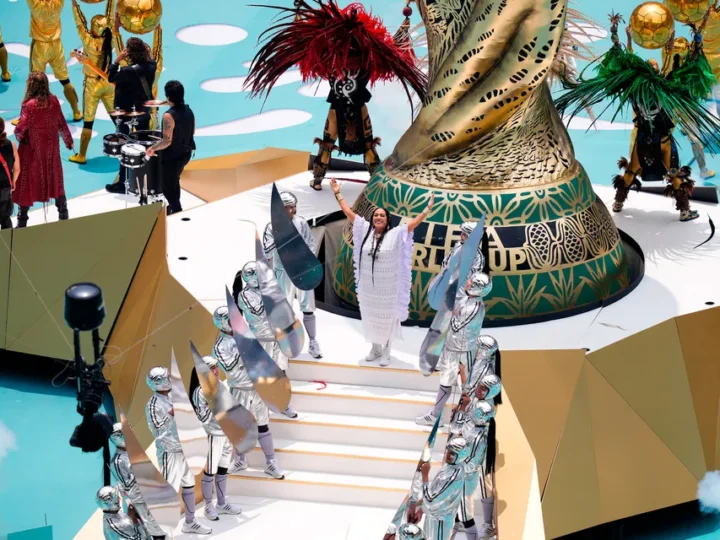 Lila Downs es la mejor vestida con un huipil de Chiapas y botines blancos en la inauguración del Mundial 2026