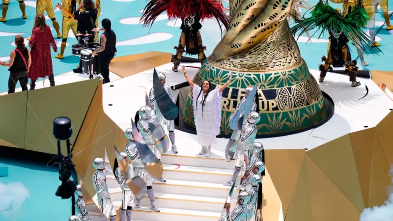 Lila Downs es la mejor vestida con un huipil de Chiapas y botines blancos en la inauguración del Mundial 2026