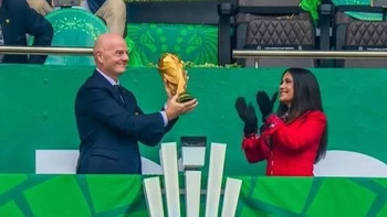 El estricto protocolo de la FIFA detrás de los guantes de Salma Hayek con el Trofeo del Mundial