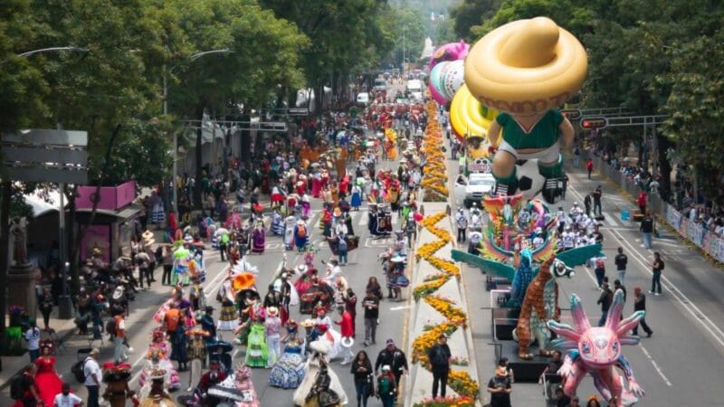 Desfile Mundialista llena de fiesta, tradición y futbol en la CDMX