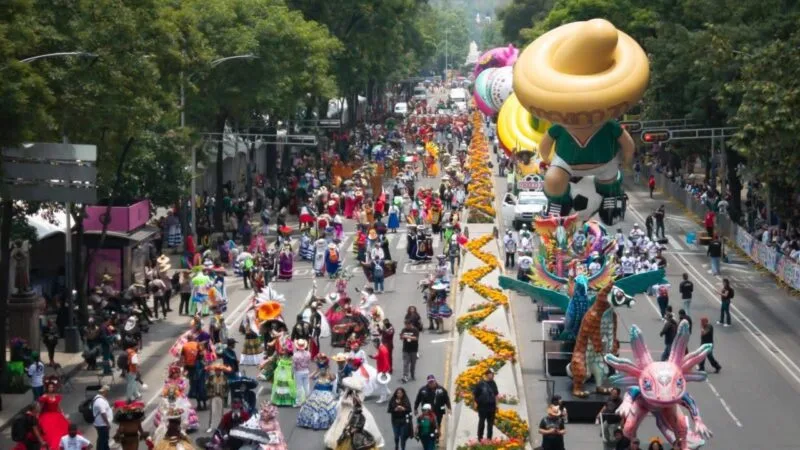 Desfile Mundialista llena de fiesta, tradición y futbol en la CDMX