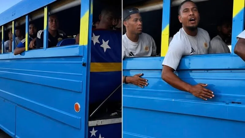 «Sorry, mi a jega»: Curazao revoluciona las redes al llegar a su despedida mundialista en un viejo autobús escolar