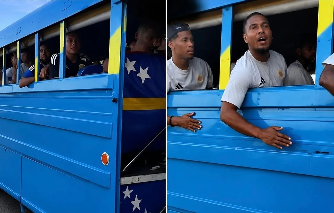 «Sorry, mi a jega»: Curazao revoluciona las redes al llegar a su despedida mundialista en un viejo autobús escolar