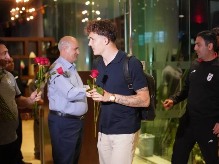 Selección de Irán Vuelve con Demoras a Tijuana y la Reciben con Rosas Rojas
