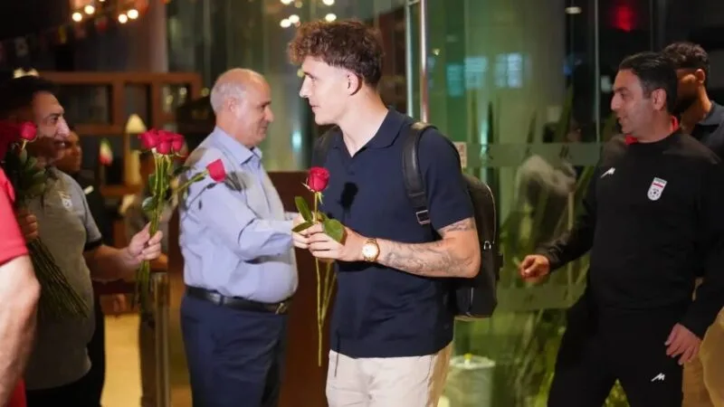 Selección de Irán Vuelve con Demoras a Tijuana y la Reciben con Rosas Rojas