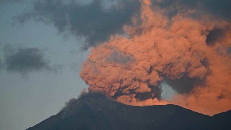 ¡Pánico en Guatemala! Turistas huyen ante lluvia de rocas incandescentes en el Volcán de Fuego