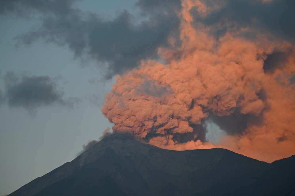 ¡Pánico en Guatemala! Turistas huyen ante lluvia de rocas incandescentes en el Volcán de Fuego