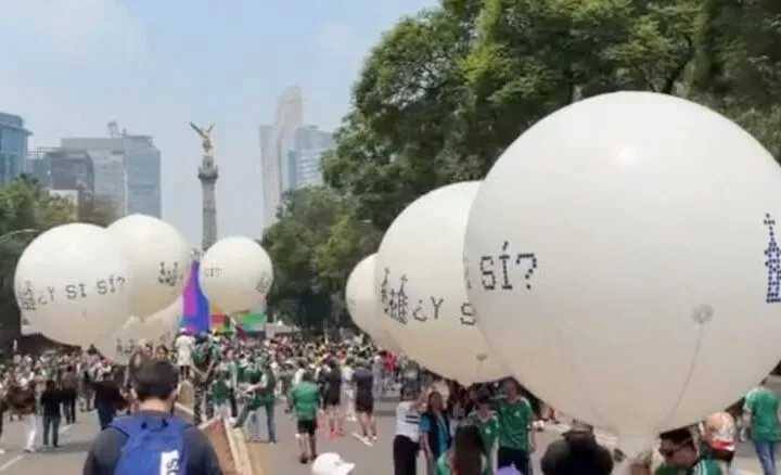 «¿Y si sí?»: Llegan al Ángel con globos gigantes en forma de huevo