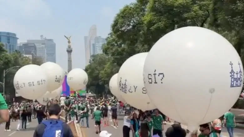 «¿Y si sí?»: Llegan al Ángel con globos gigantes en forma de huevo